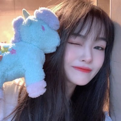 别惹那个抱玩偶的,她打架贼凶